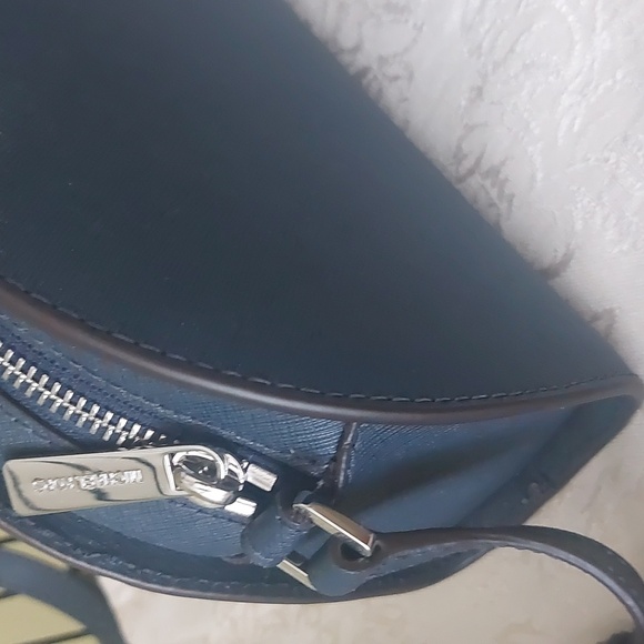 ๐ HOST Pick ๐ NWOT, MICHAEL KORS. crossbody navy bag. - Picture 3 of 5